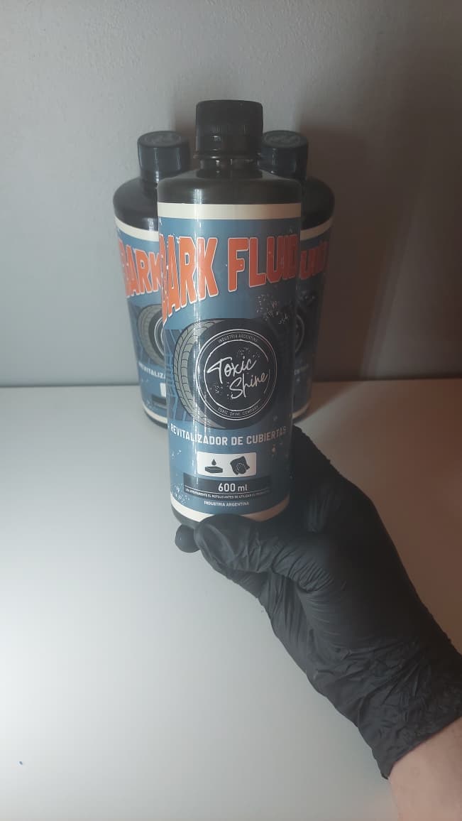 Toxic Shine DARK FLUID Renocador de caucho brillante 600ml